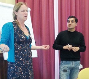 Michelle Coenen (consulent MEE Gelderse Poort) en Yusuf Sanli (netwerkondersteuner) verzorgen de workshop Meedoen in de wijk